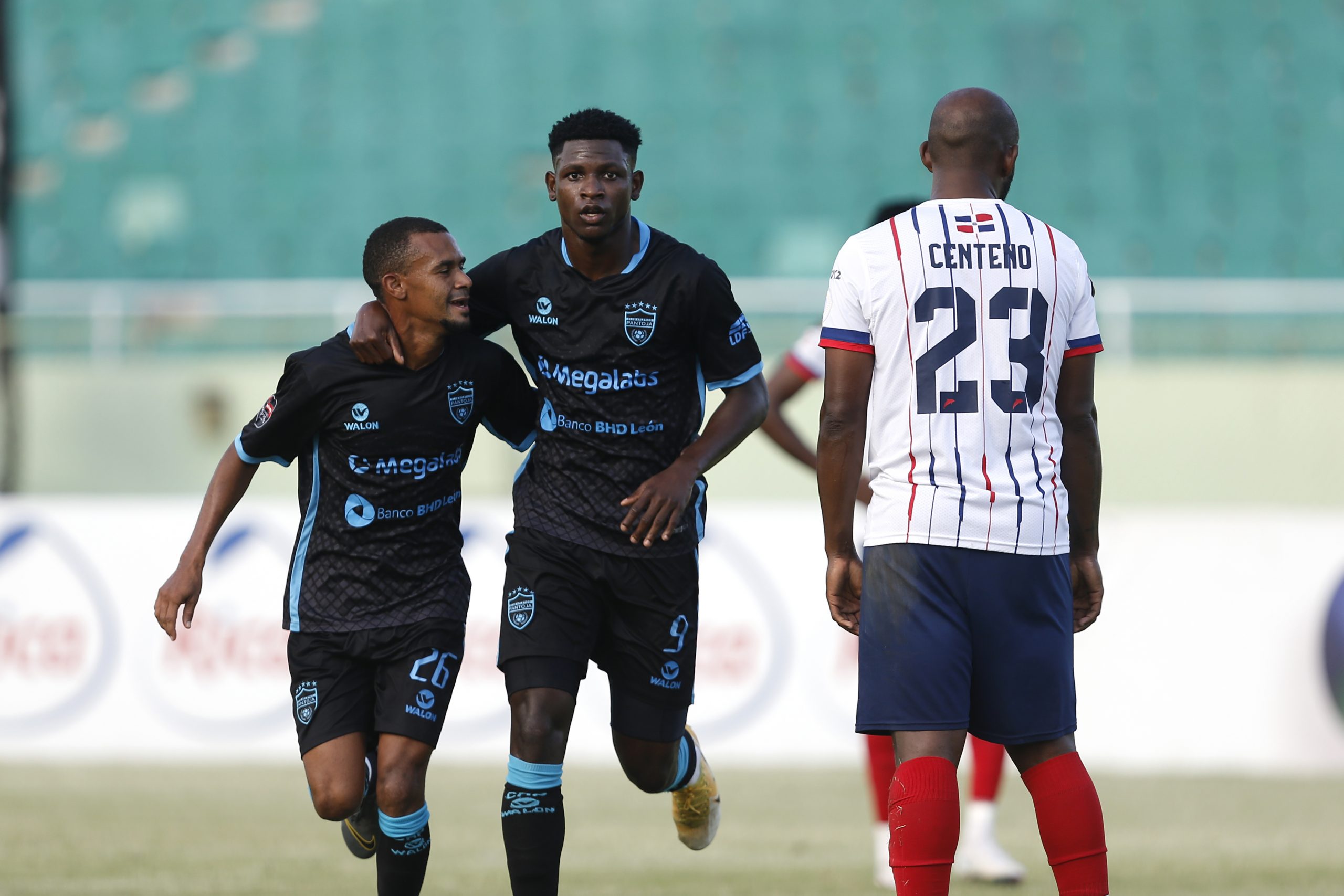 Carlos Rossel y Erick Japa celebran un gol