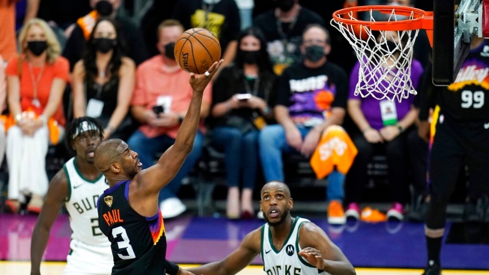 Chris Paul, de Phoenix Suns, mientras anota una bandeja en medio del primer partido de las final de la NBA 2021 frente a Milwaukee Bucks