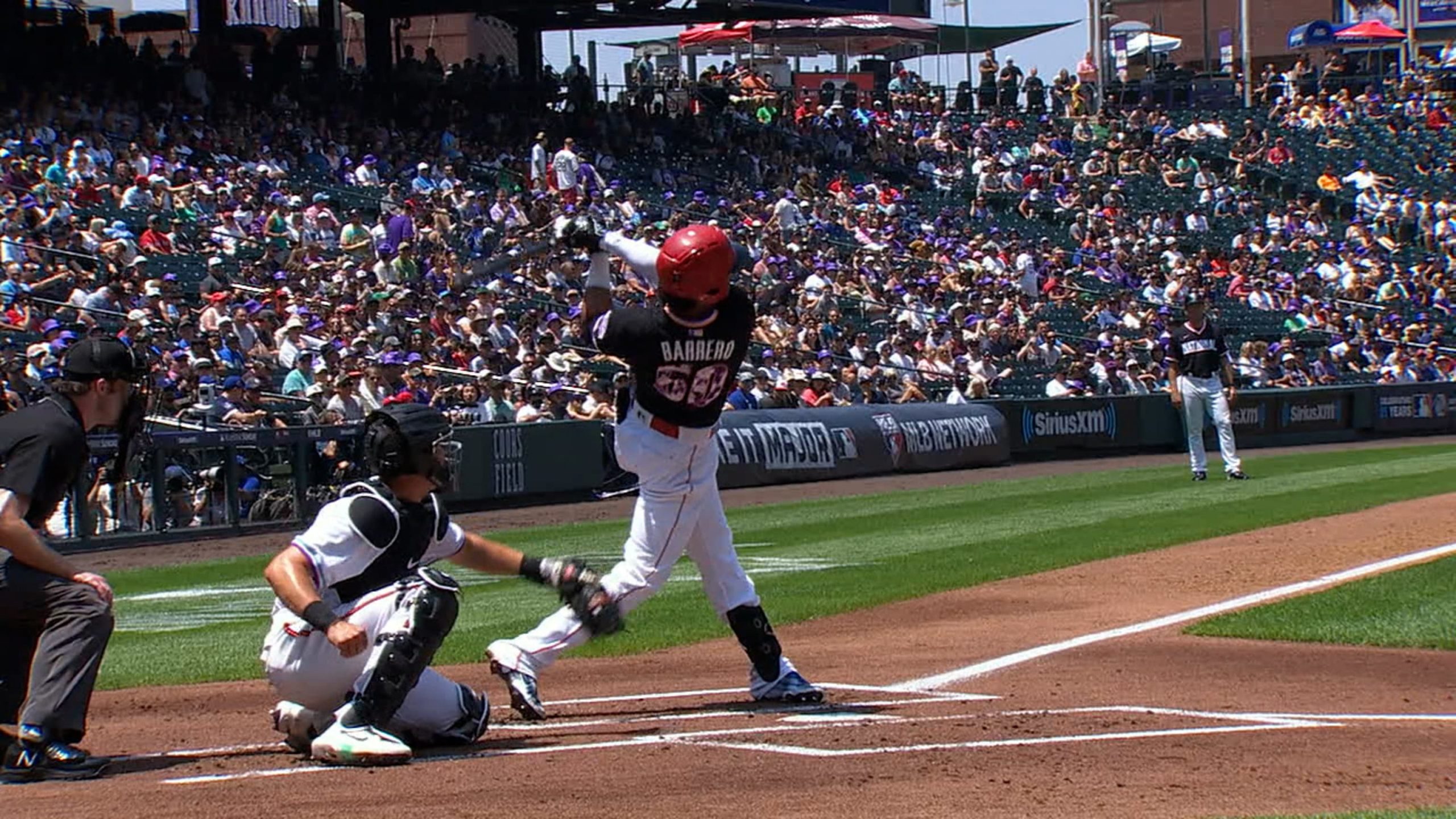 DENVER – Tronaron en grande los bateadores de la Liga Nacional en su victoria del domingo por 8-3 sobre la Americana en el Juego de las Futuras Estrellas, con un total de cinco jonrones conectados en el Coors Field. Dos de los cuadrangulares fueron de Brennen Davis, el prospecto número 2 de los Cachorros y quien fue nombrado Jugador Más Valioso del partido. Uno más lo disparó la figura local Michael Toglia, promesa número 3 del equipo anfitrión de los Rockies. Contenido relacionado: Piratas en Primer Pick de Draft consiguen receptor de primera categoria Davis Pero el primero y el último tuvieron sabor latino, siendo autores de dichos estacazos el cubano José Barrero y el venezolano Francisco Álvarez. “Increíble. Primero que todo, le doy gracias a Dios por darme la oportunidad de estar aquí”, dijo Barrero, prospecto número 4 de los Rojos en la lista de MLB Pipeline. “Me siento súper emocionado, súper feliz”. Francisco Alvarez's solo homer El bambinazo de Barrero en el leve ambiente de las Montañas Rocosas de Colorado fue ante una curva del abridor de la Liga Americana, Cole Winn. El batazo tuvo una distancia de 426 pies. “Siempre estuve ready para la recta”, dijo Barrero, un torpedero de 23 años. “Se le quedó una curva hangueada (colgada) y gracias a Dios, hice el trabajo”. En la sexta entrada del partido de siete innings, Álvarez—prospecto número 1 de los Mets y el receptor del futuro del equipo—coronó el ataque del Viejo Circuito con un lineazo ante una recta de 94.9 millas por hora del dominicano Marcos Diplán para producir la octava y última carrera del equipo dirigido por el mexicano Vinicio Castilla. Jonrón en solitario de José Barrero Para Álvarez, el hecho tuvo un significado extra, ya que sus papás, su hermano y un amigo estuvieron presentes en el Coors Field y vieron de cerca el batazo del joven de 19 años de edad. “Me siento súper orgulloso, primero que nada, porque está mi familia aquí y me sentí bastante bien por eso”, dijo Álvarez, quien fue ascendido esta misma temporada a Clase-A Avanzada Brooklyn. “Ese jonrón es para ellos. “Quiero seguir haciendo un buen trabajo y ser promovido a otra liga. Paso a paso, ¿sabes?” NOTAS: Fue la primera victoria para cualquiera de las ligas en el Juego de las Futuras Estrellas, que desde sus inicios en 1999 hasta el 2018 se realizó con un Equipo del Mundo (nacidos fuera de EE.UU. continental) contra un Equipo de los Estados Unidos. En el primer enfrentamiento con el formato de ligas, hubo un empate de ocho entradas en el 2019 en el Progressive Field de Cleveland. En las primeras 20 ediciones del evento, el Equipo de EE.UU. ganó 13 veces, contra siete del Equipo del Mundo. Con sus dos vuelacercas el domingo, Davis es el tercer jugador en la historia del Juego de las Futuras Estrellas en conectar más de un jonrón. El primero fue el dominicano Alfonso Soriano en el partido inaugural de 1999 en el Fenway Park de Boston. El segundo fue el cubano Yusniel Díaz en el 2018 en el Nationals Park de Washington. Entre los jugadores latinoamericanos en rosters de la edición del 2021, hubo nueve dominicanos, dos cubanos, un colombiano, un mexicano y un venezolano.