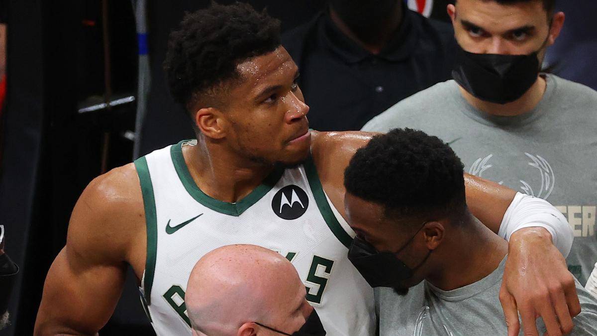 Giannis Antetokuompo sale lesionado durante el cuarto partido final conferencia este nba