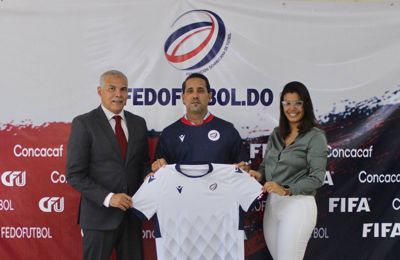 El-entrenador-cubano-Walter-Benitez-centro-fue-presentado-por-Ruben-Garcia-y-Yelena-Hazim