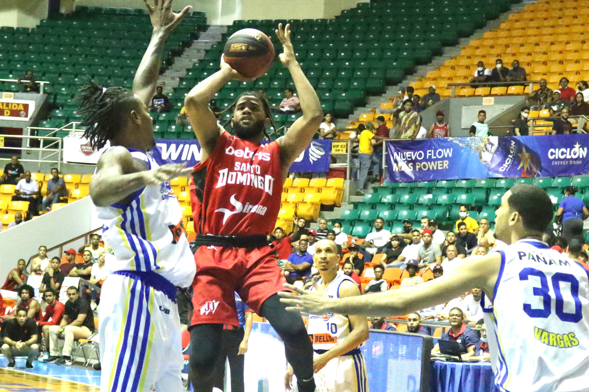 Guerrero y Burtt Jr. se combinaron para 51 puntos y dieron a los Leones de Santo Domingo un triunfo y la barrida 96-88 sobre los Metros de Santiago