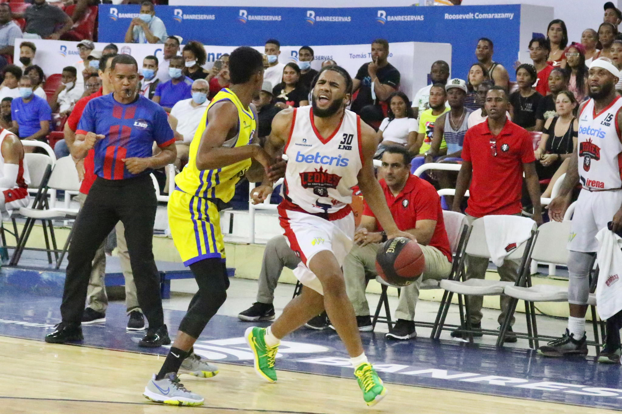 Juan Guerrero anotó 19 puntos y atrapó 11 rebotes para conducir a los Leones de Santo Domingo a una victoria 78-69 sobre los Metros