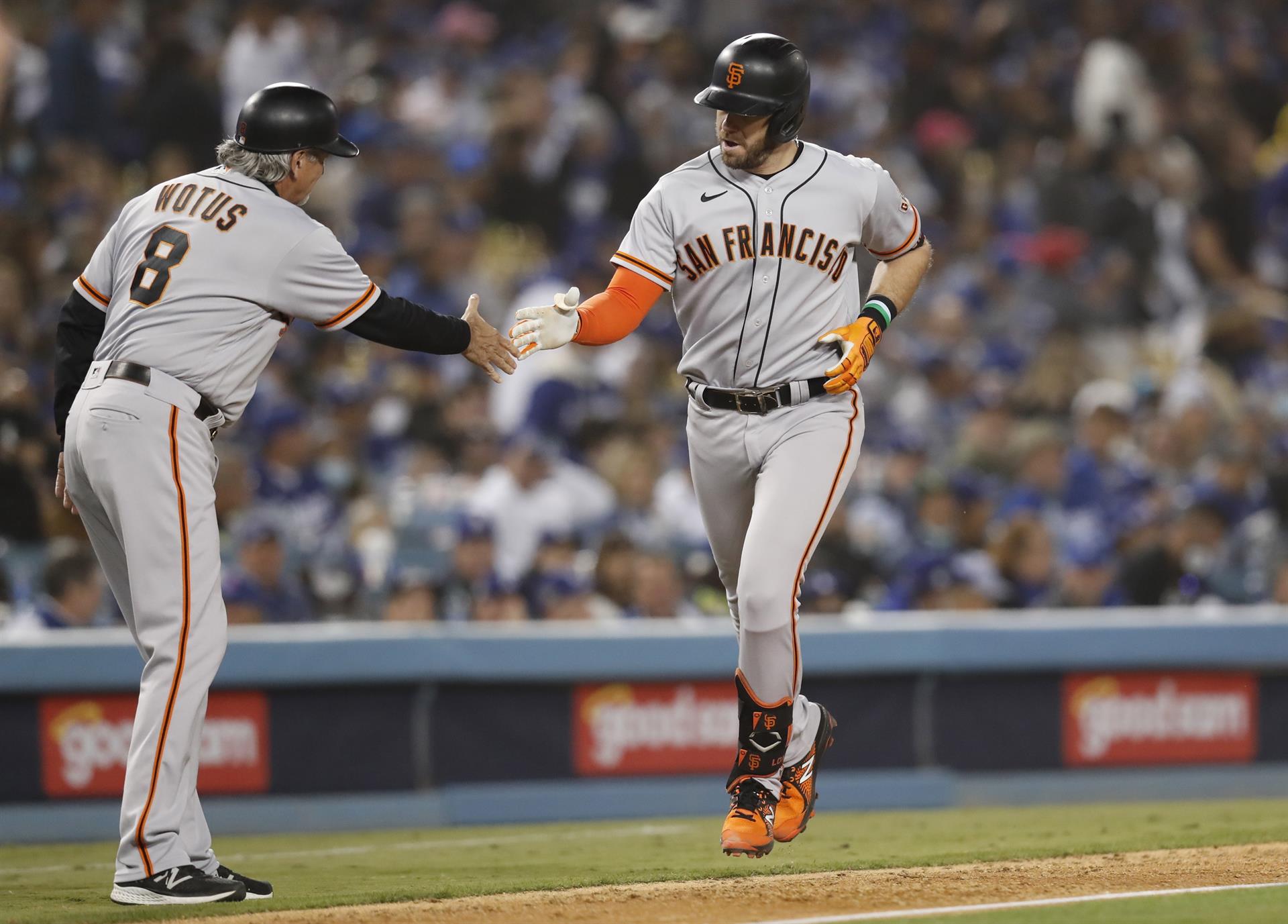 Evan Longoria conectó jonrón en la blanqueada de los Gigantes sobre los Dodgers en el tercer juego de la serie divisional de la Liga Nacional