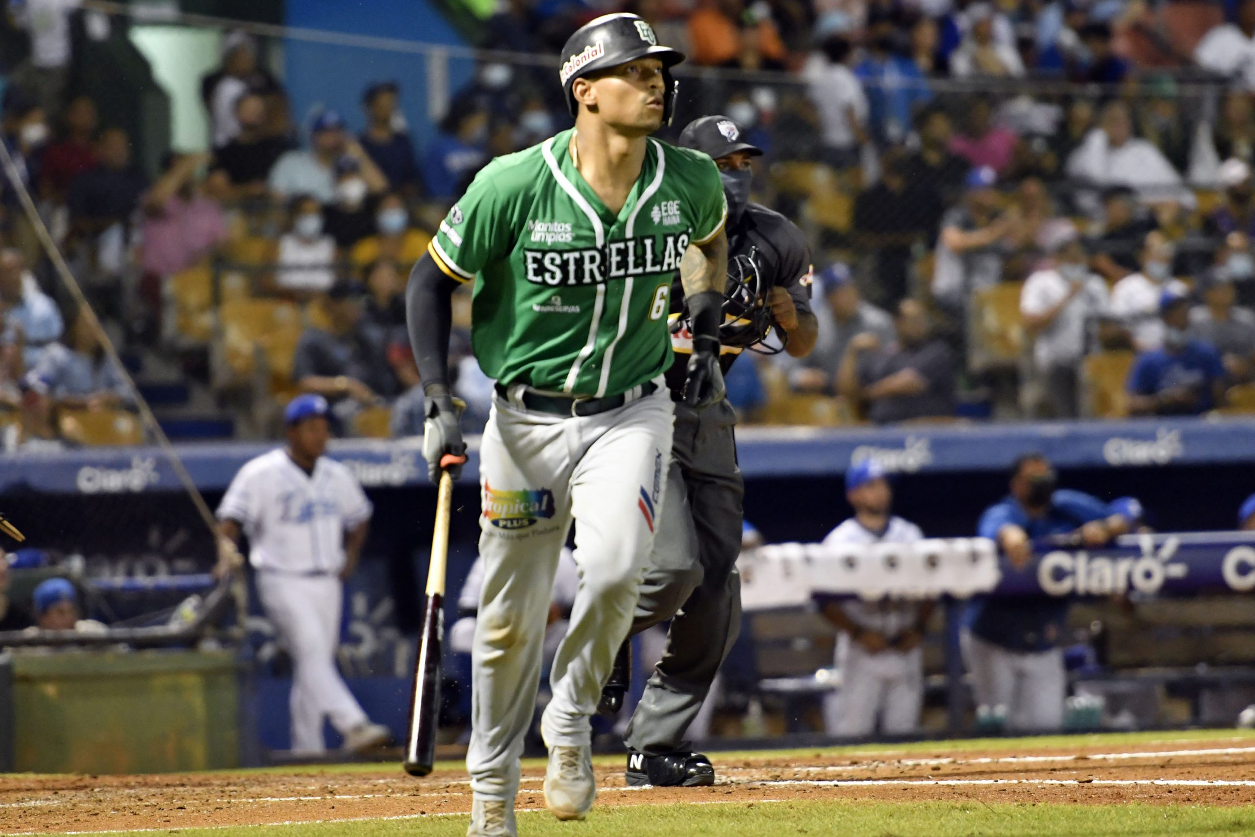 CHRISTIAN-BETHANCOURT-GUIO-A-LAS-ESTRELLAS-SOBRE-EL-LICEY