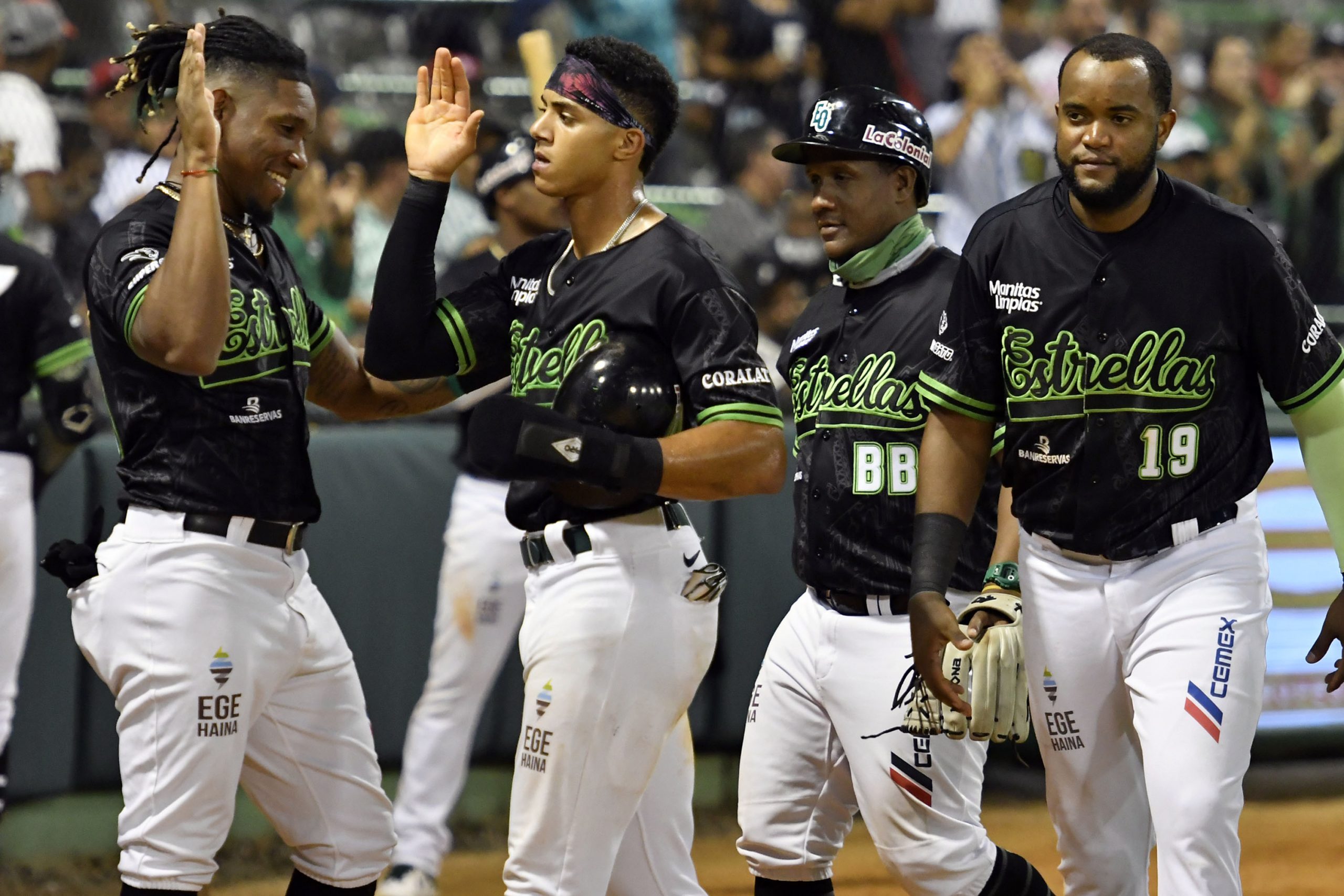 Estrellas-vencen-a-Escogido-para-su-victoria-diez