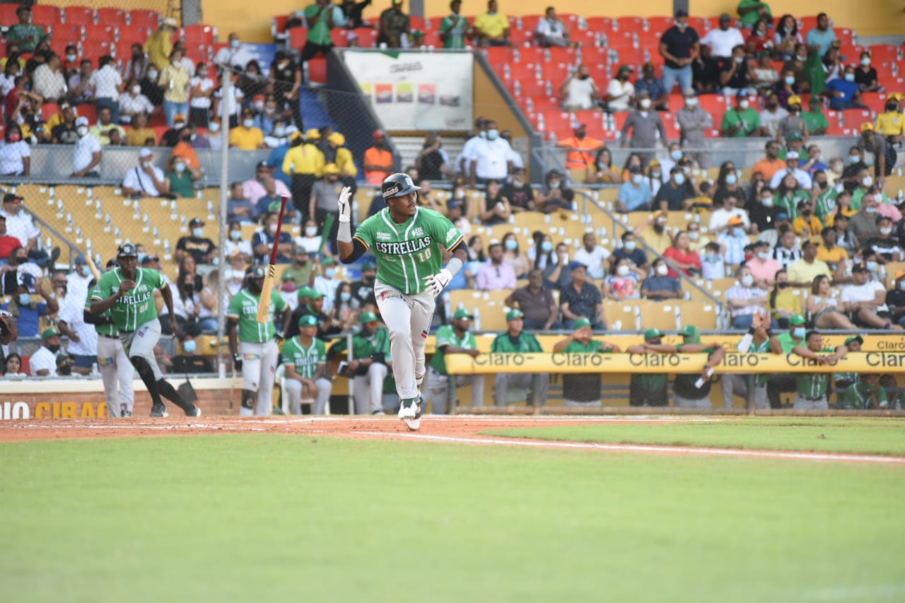 Elehuris Montero conecta de hit en la victoria de las Estrellas sobre las Águilas qeu tienen su primer derrota en casa