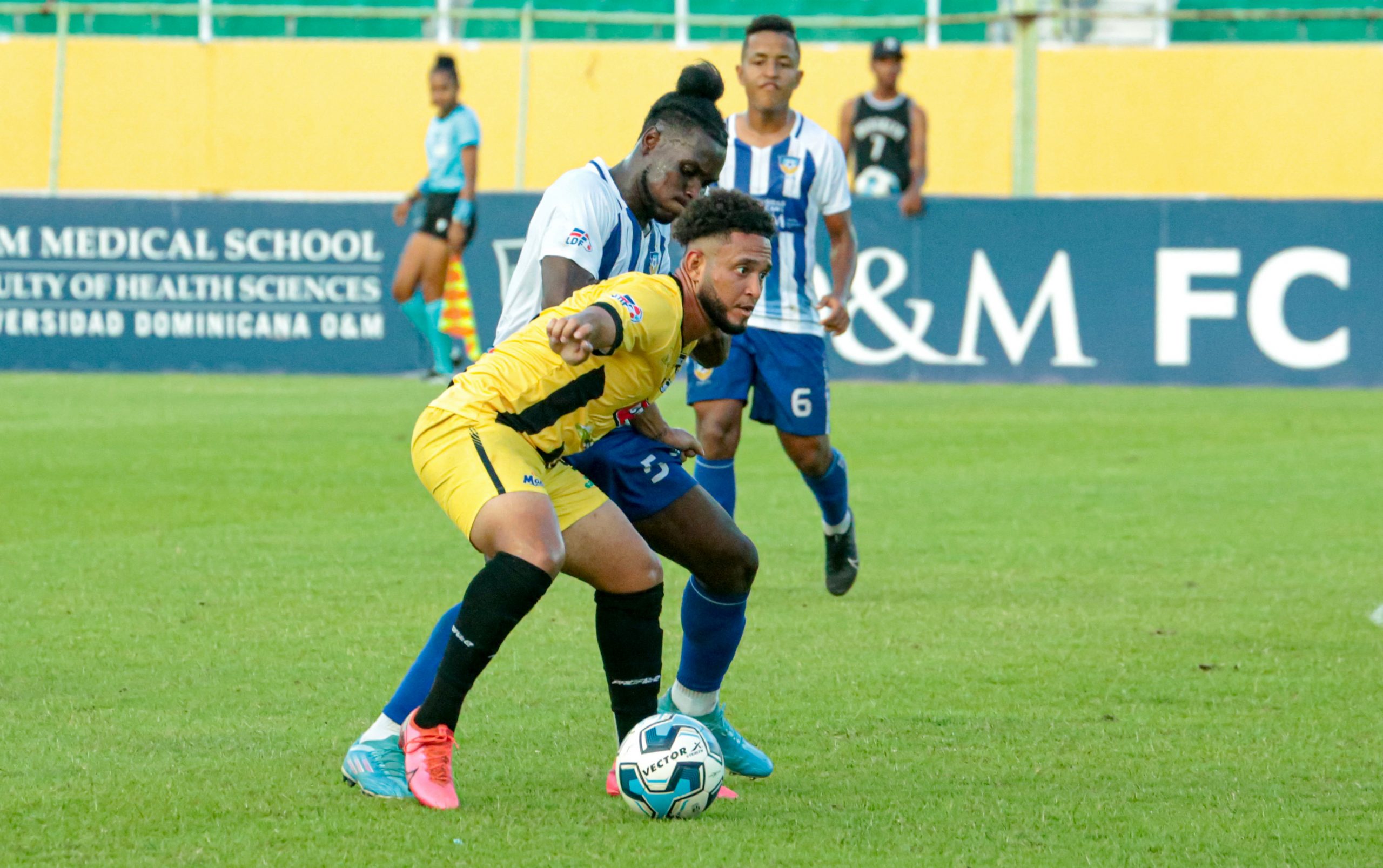 Juan-Angles-MOCA-FC-recibe-la-defensa-de-un-jugador-de-OYM