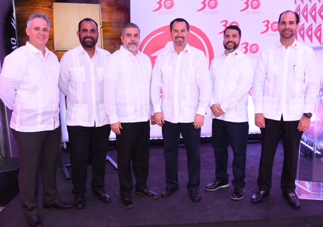 Ejecutivos Pizza Hut presente en la celebración 30 años de la institución