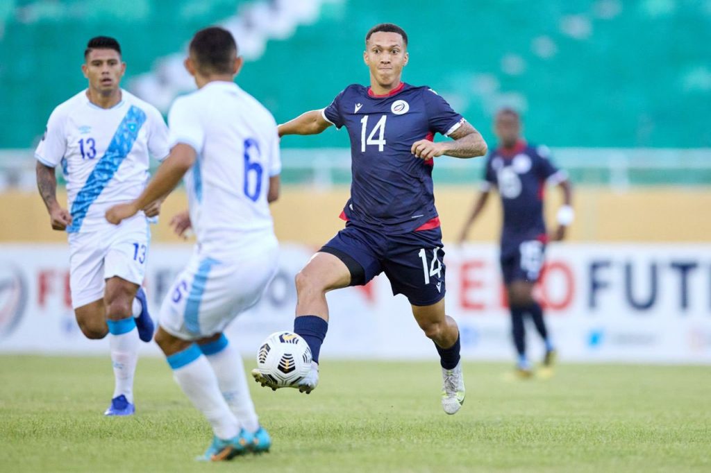 La selección dominicana de fútbol de la República Dominicana enfrentando a la de Guatemala