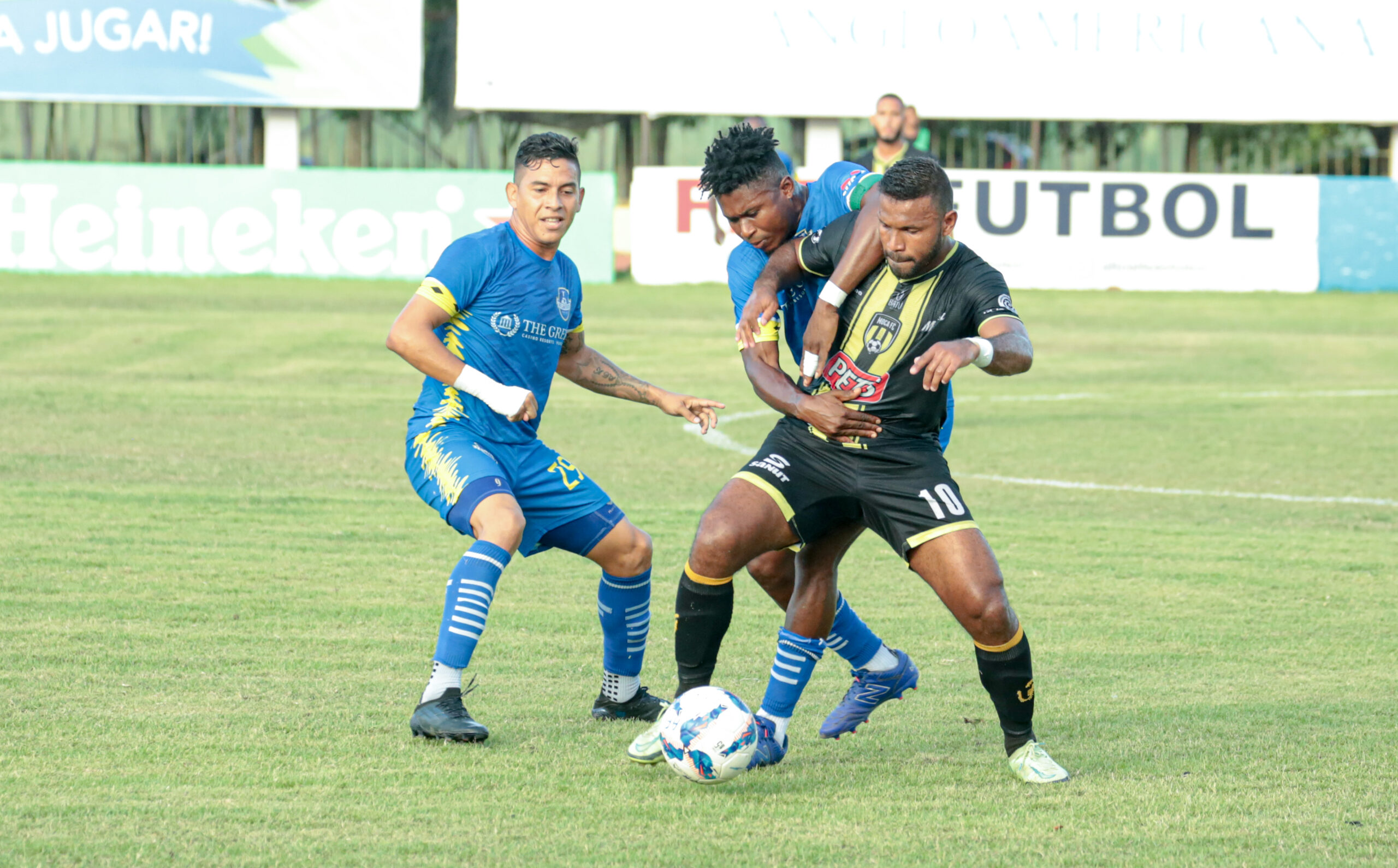 Alejandro Carrera MOCA FC se disputa el balón ante jugadores del Atlántico FC