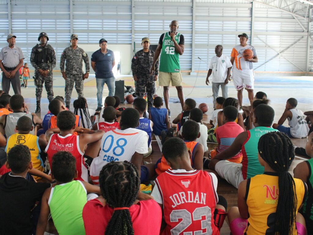 Tito Horford realiza clínica deportiva a niños del Nuevo Domingo Savio, a través de la PN y el programa “De Vuelta al Barrio”