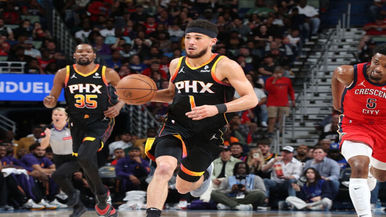 Devin Booker de Phoenix llegó a tres juegos seguidos de 50 puntos o más frente a New Orleans