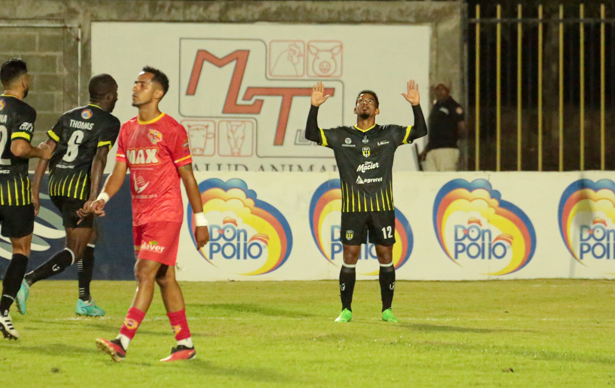 Víctor Sánchez anotó uno de los cuatro goles de Moca frente al Atlético Vega Real.