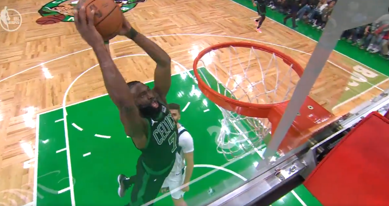 Jaylen Brown donquea en juego 2 final NBA Dallas frente a Boston Celtics