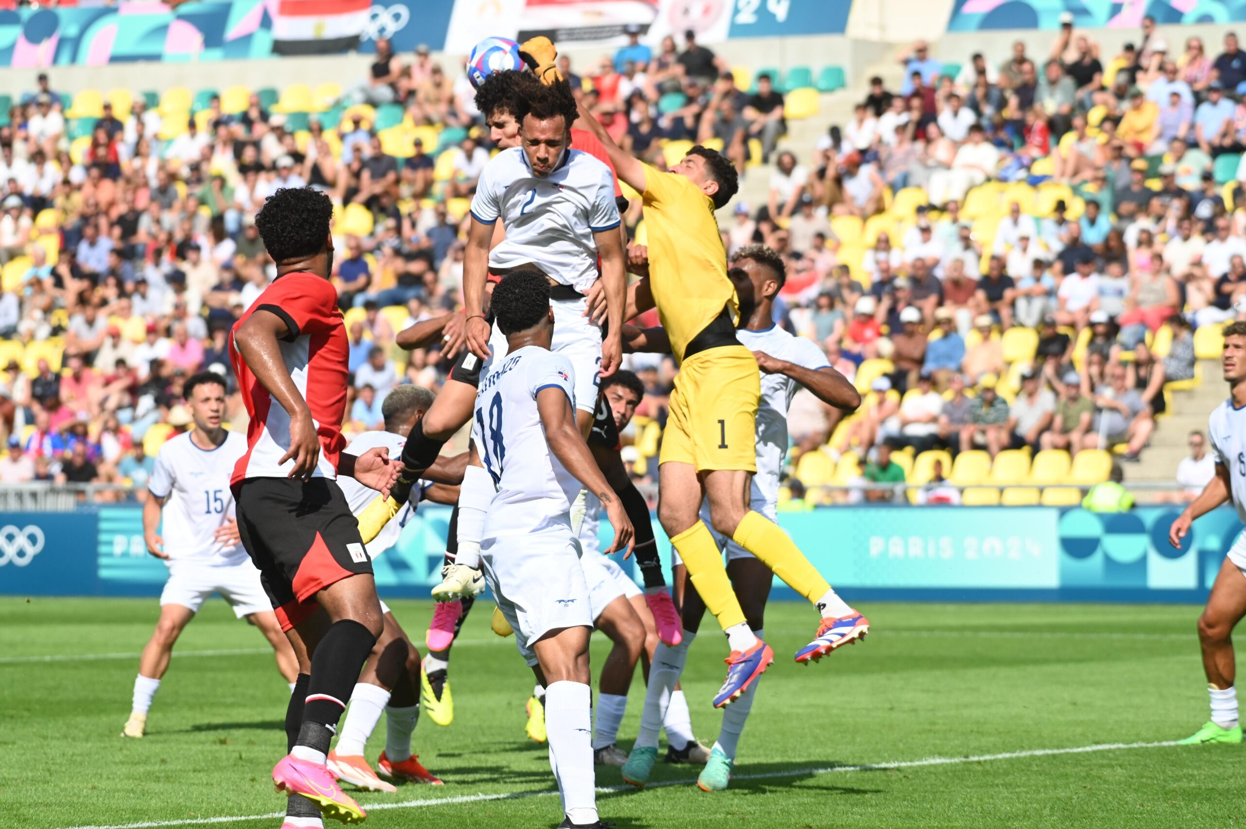 Acción partido República Dominciana frente a Egipto en el primer juego de fútbol de los Juegos Olímpicos