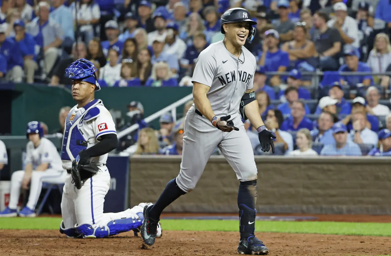 Giancarlo-Stanton-ayuda-a-los-Yankees-a-ganar-en-el-juego-tres-de-la-serie-divisional-de-la-Liga-Americana