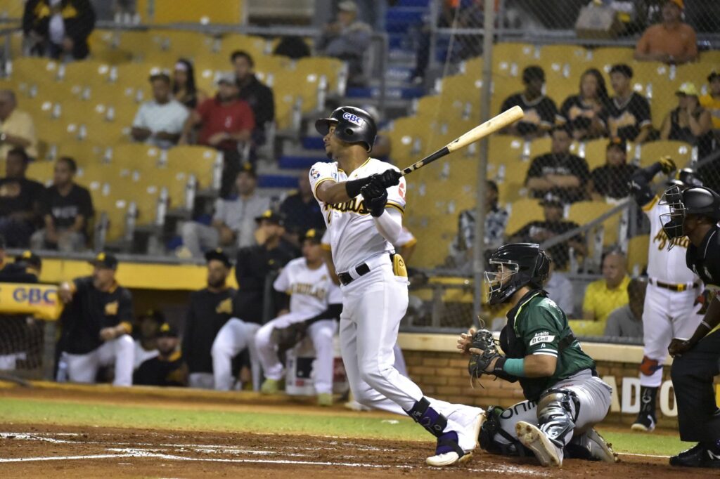 Alfredo Reyes conectó tres hits en la victoria de las Águilas sobre las Estrellas