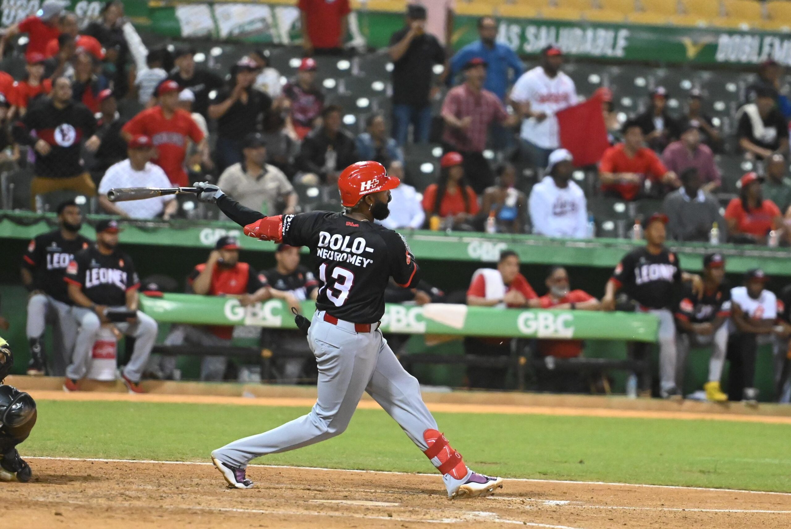 Junior Caminero conectó tres hits en la victoria de los Leones del Escogido sobre las Estrellas, este miércoles 15 de enero en el estadio Tetelo Vargas de San Pedro de Macorís..