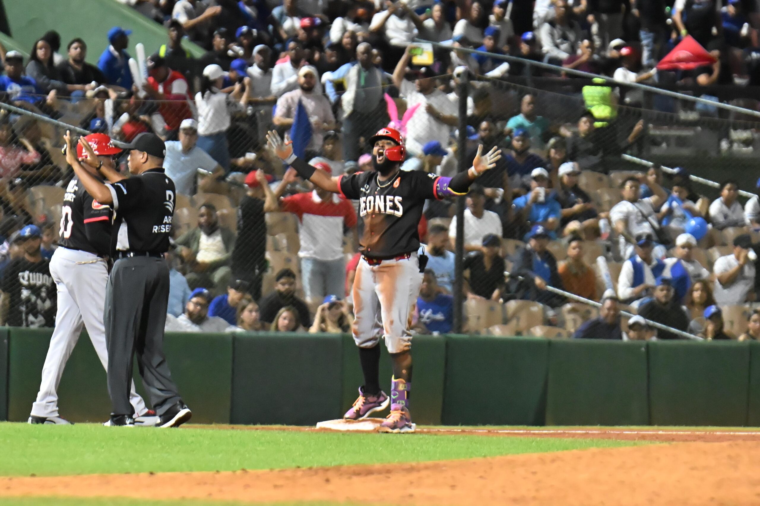 Junior Caminero conectó triple, doble y sencillo en la victoira de los Leones del Escogido sobre los Tigres del Licey