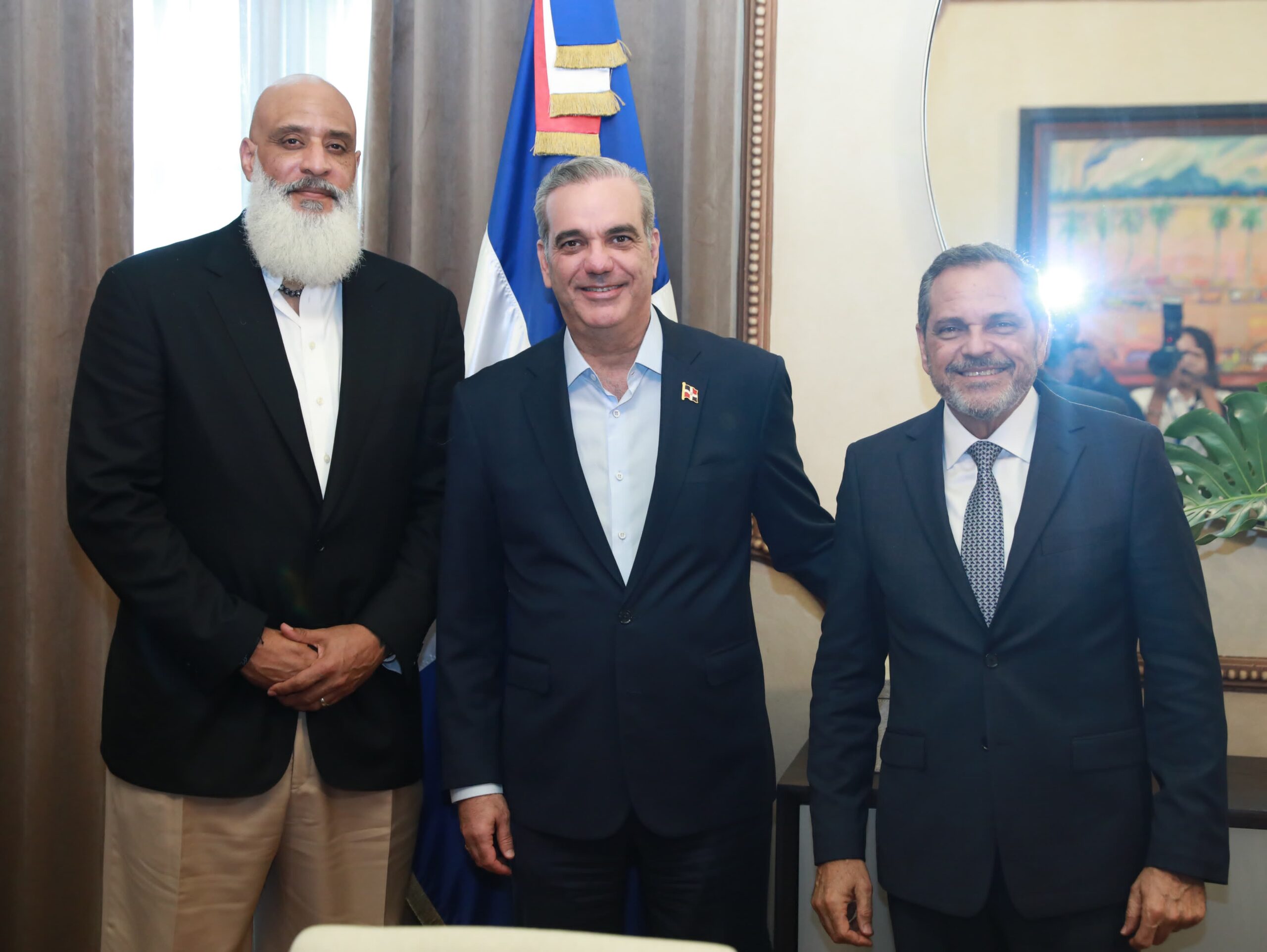 Junior Noboa, comisionado de béisbol, junto al presidente de la República Dominicana Luis Abinader y Tony Clark, director ejecutivo de la Asociación de Jugadores de MLB