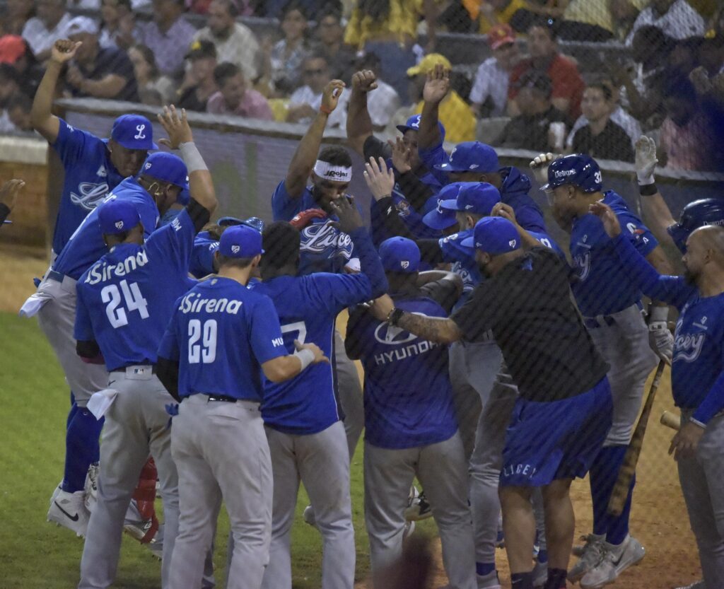 Licey celebra victoria frente a las Águilas