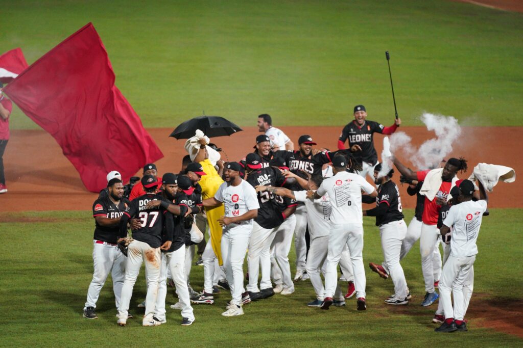 Los Leones del Escogido celebran su pase a la serie final de la Pelota Invernal