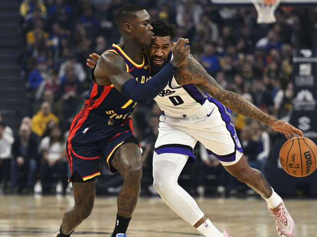 Malik Monk defenido por Dennis Schröder en el partido en el que Sacramento venció a Golden State, juego que se transmitió en vivo por CDN Deportes