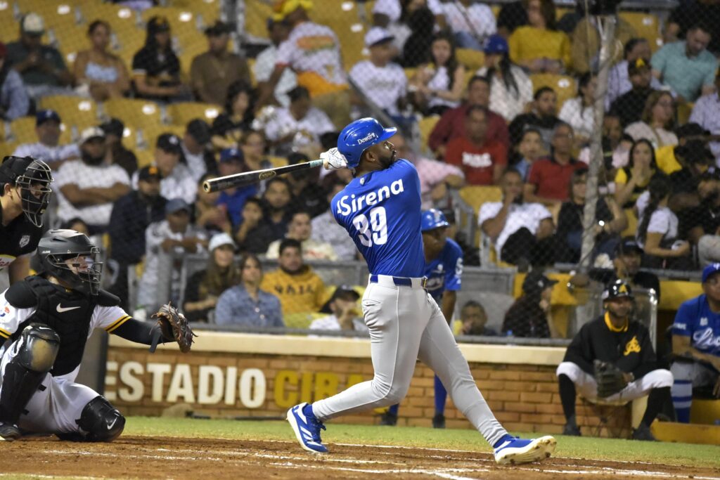 Miguel Andújar conectó jonrón para la única carrera del Licey frente a las Águilas este martes 15 de enero