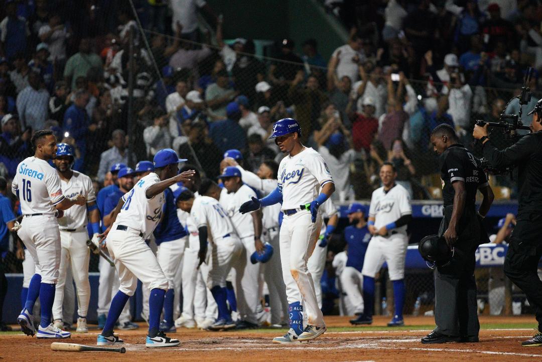 Sergio Alcántara empató el juego con jonrón para el Licey frente a las Águilas
