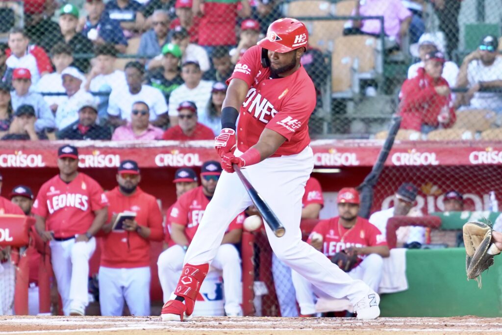 Socrates Brito conectó tres hits en la victoria de los Leones del Escogido frente a las Estrellas este domingo 5 de enero en el estadio Quisqueya Juan Marichal