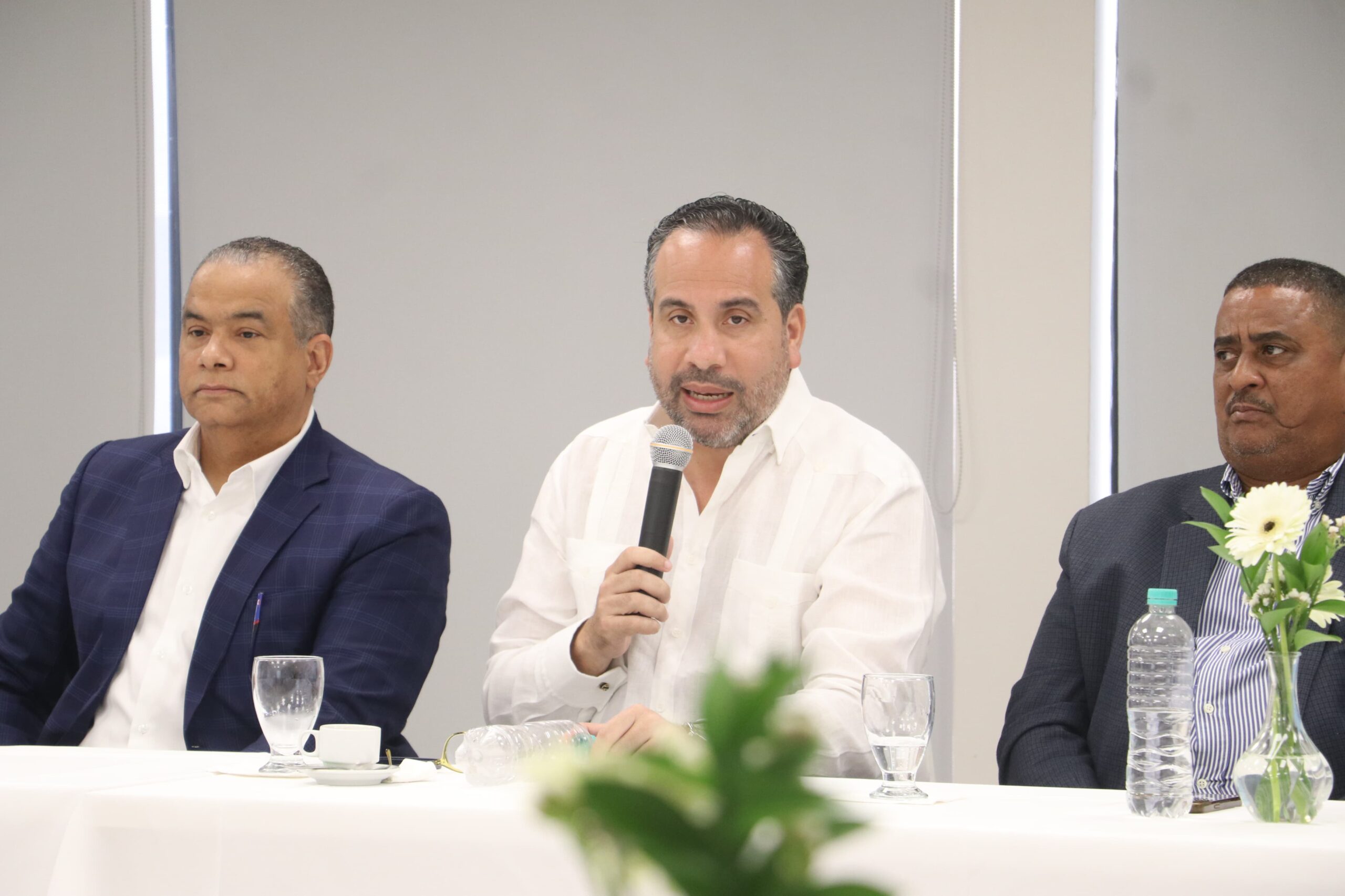El Director del Instituto Nacional de Educación Física, INEFI, Alberto Rodríguez mientras ofrece declaraciones sobre el programa Tanda Extendida.