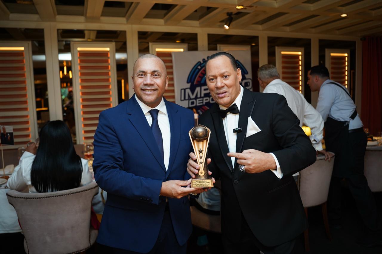 Frankln Mirabal es premiado como el Narrador Latino del Año