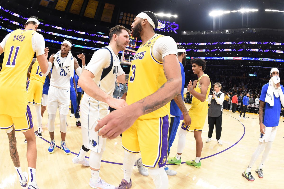 Luka Doncic y Anthony Davis se saludan en un juego entre Dallas y los Lakers