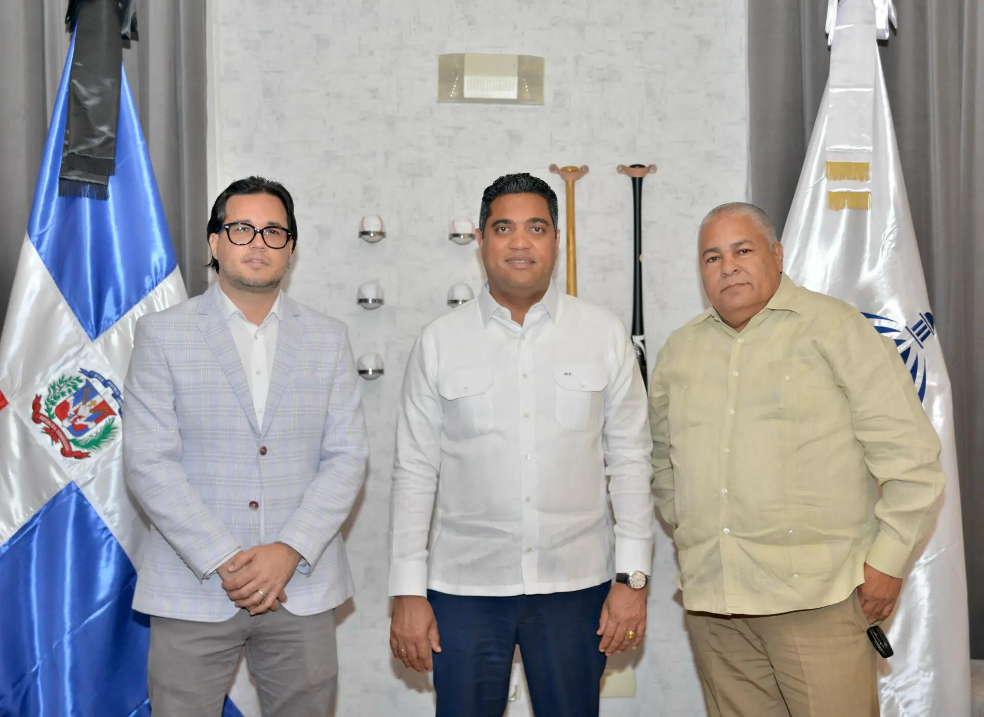 De izquierda a derecha William Aish, periodista deportivo, Kelvin Cruz, ministro de deportes y Fernando Geraldino, representante de Seaboard