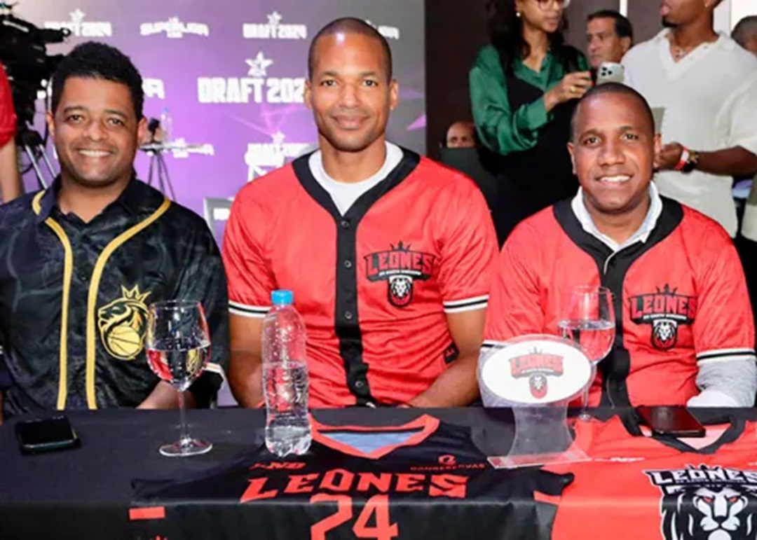 Joel Lithgow, ejecutivo Leones de Santo Domingo (izquierda) Eulis Báez, mánager Leones de Santo Domingo (centro) Alberto Ozuna, gerente de operaciones Leones de Santo Domingo (derecha)