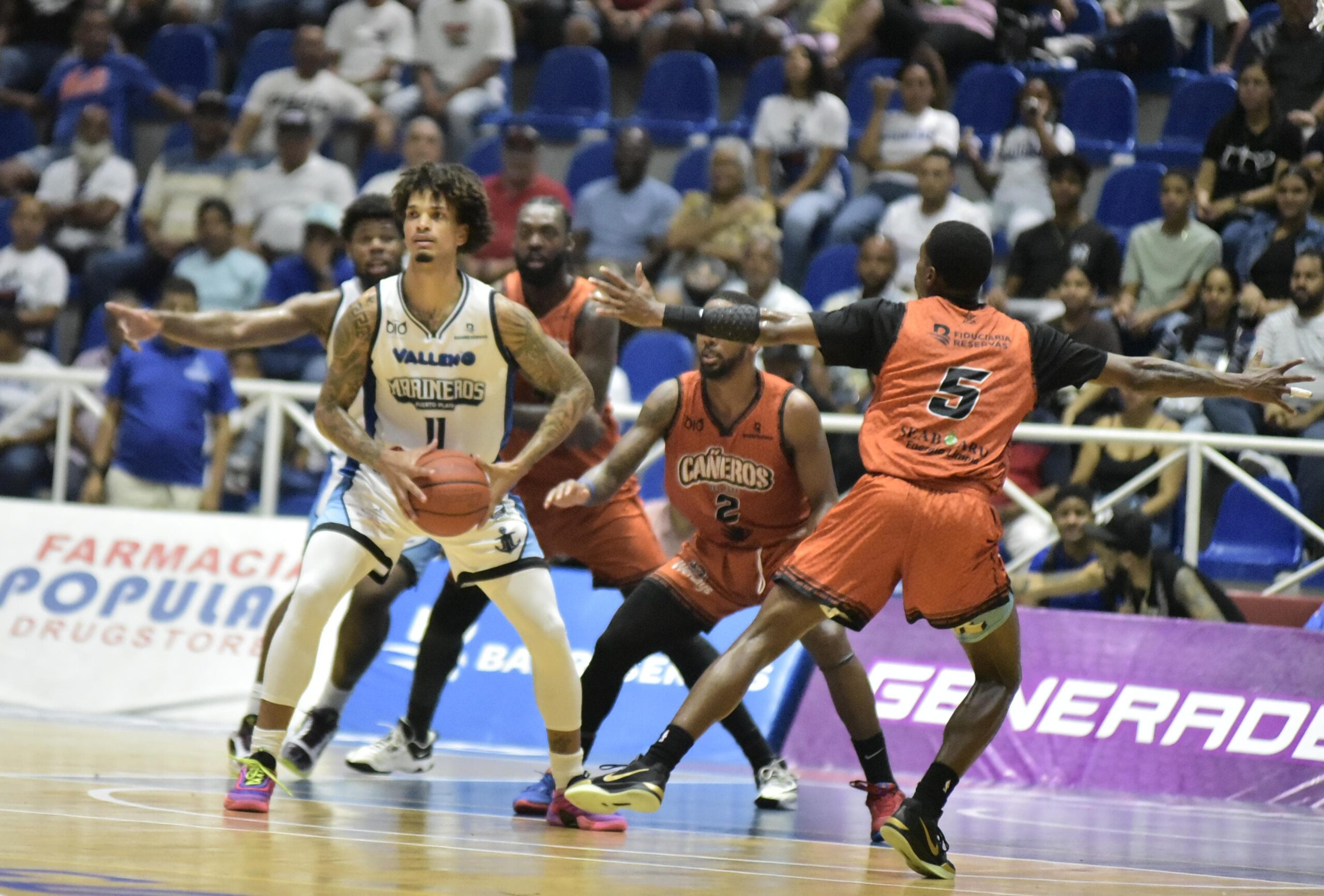 ANDERSON GARCÍA (11), MARINEROS_ YEISON COLOMÉ (2), Y LAMONTE BEARDEN (5), CAÑEROS
