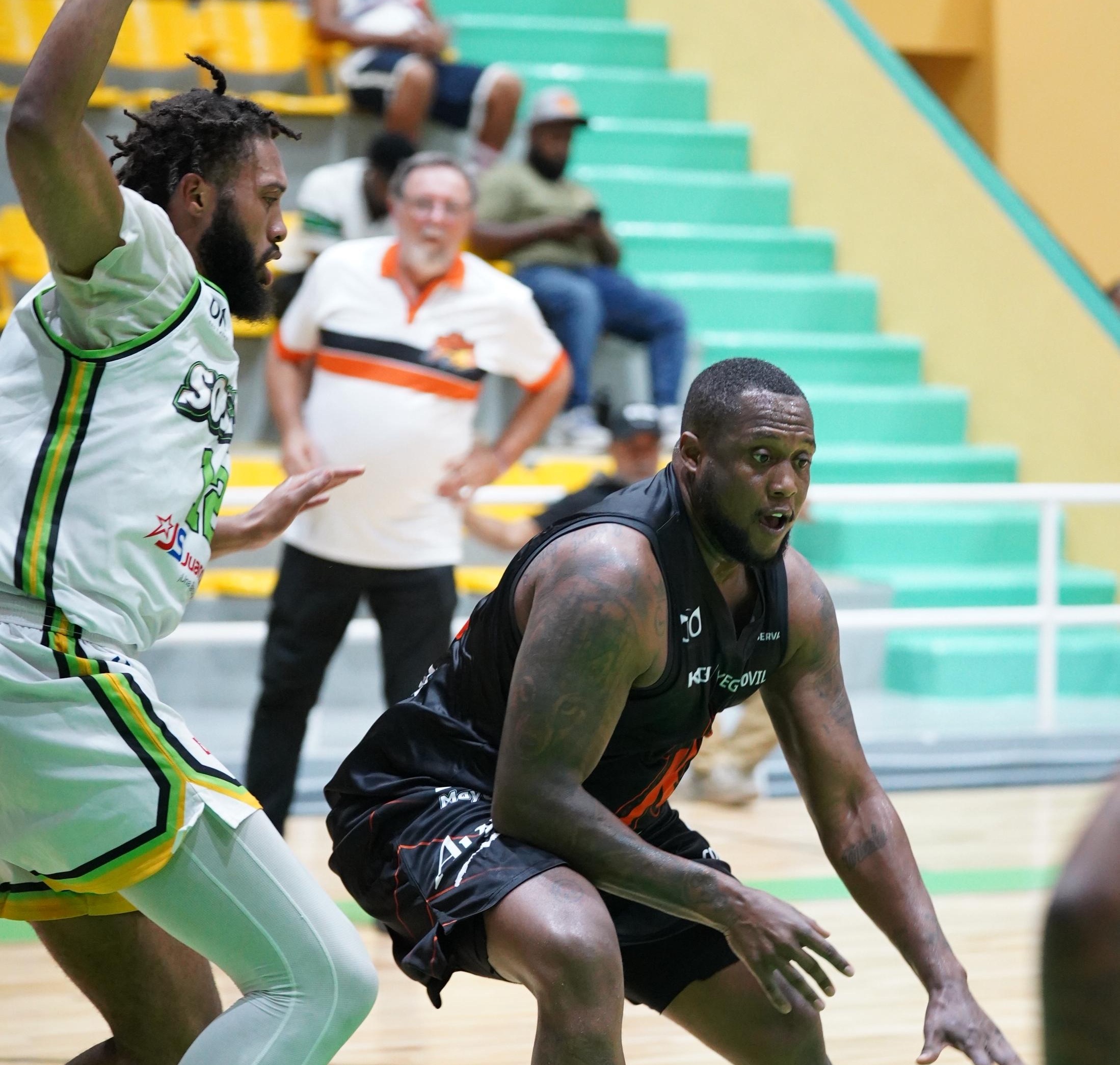 CHARLES MITCHELL (33) DE LOS REALES ATACA ANTE LA DEFENSA DE FAUSTO PICHARDO DE SOLES