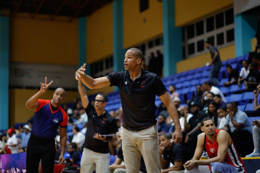 Eulis Báez, dirigente Leones de Santo Domingo