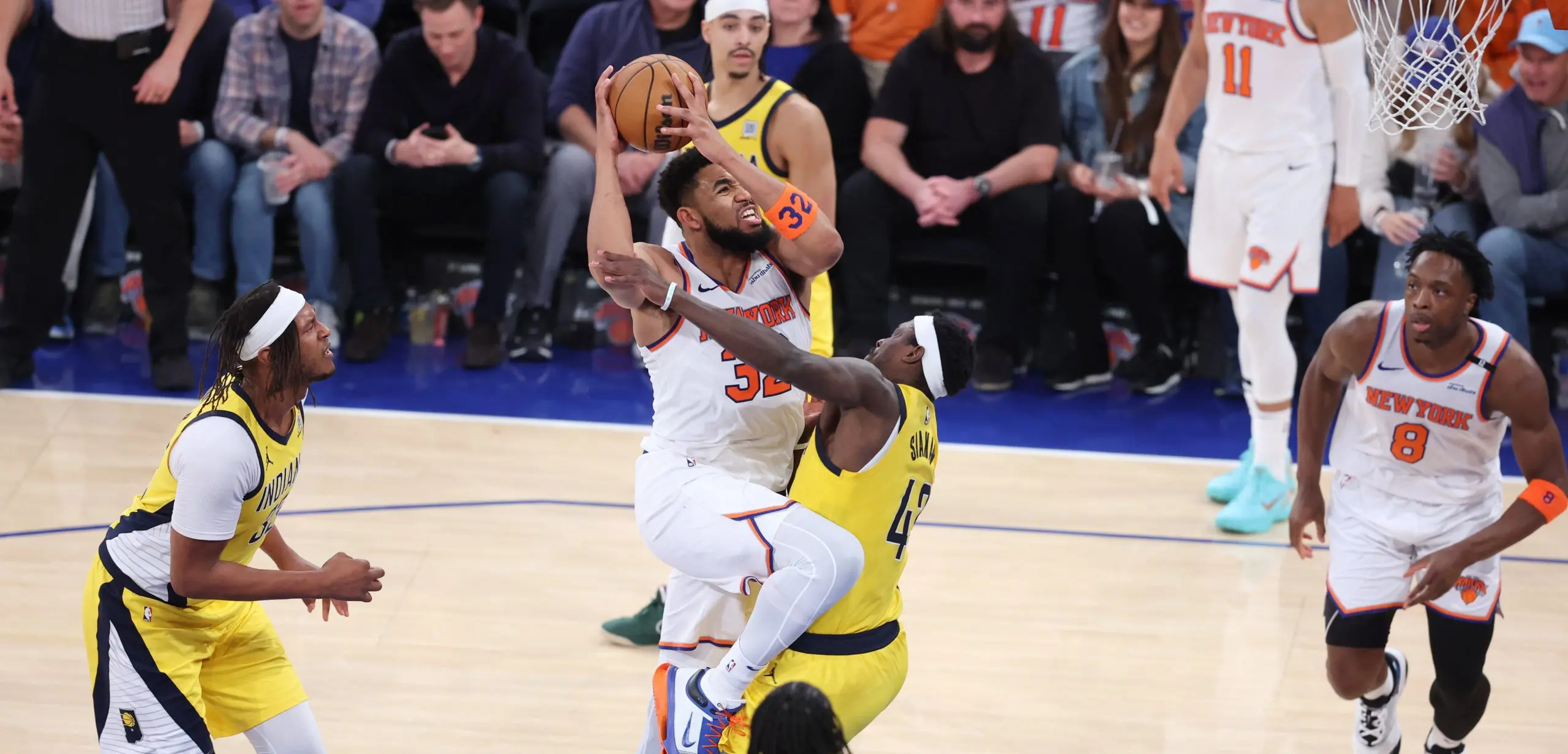 Karl Towns ataca para los Knicks ante la defensa de Indiana en el juego 5 de la final de Conferencia del Este de la NBA