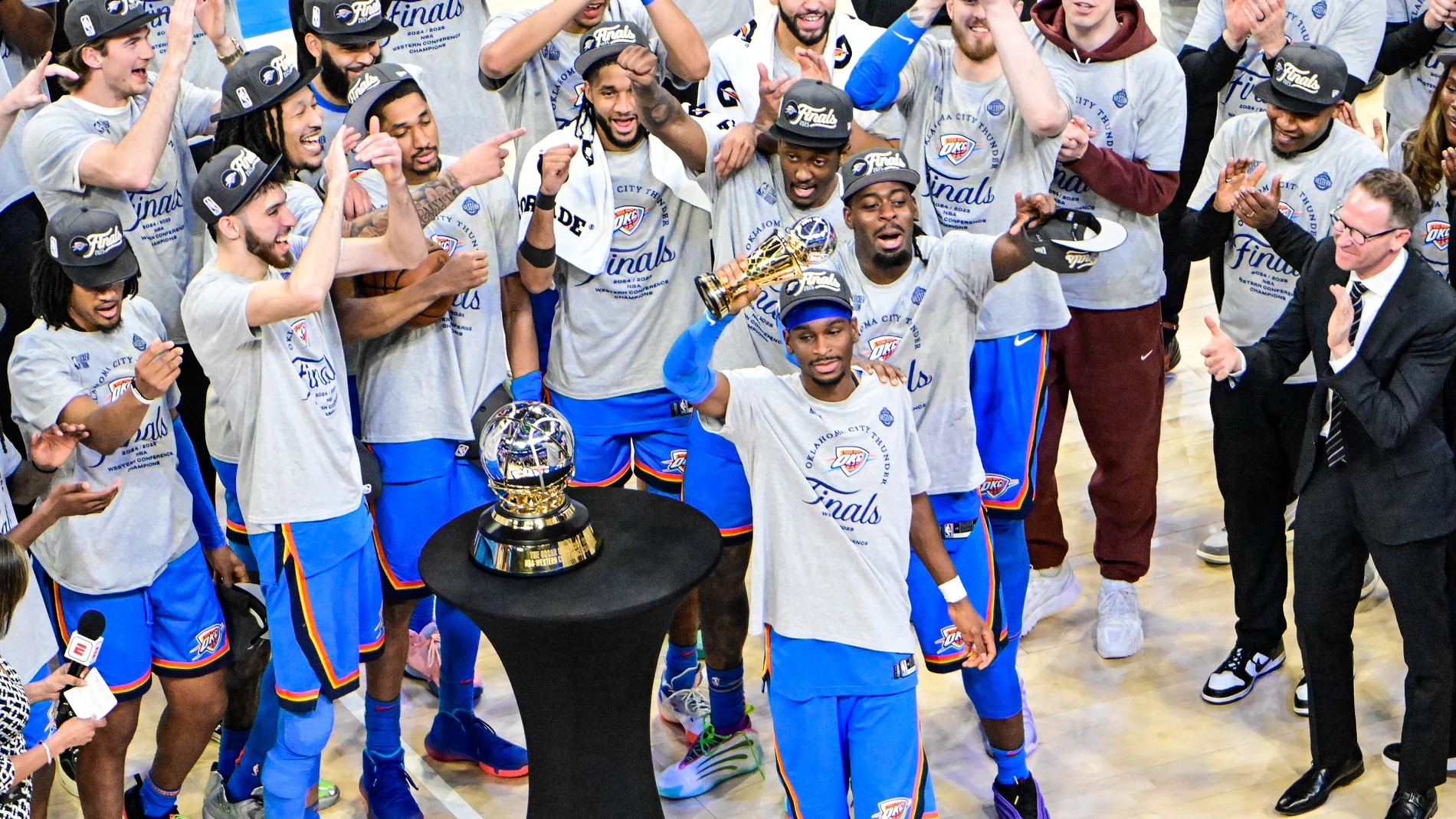 Shai Gilgeous-Alexan celebra con sus compañeros que es el MVP de las finales de Conferencia Oeste de la NBA
