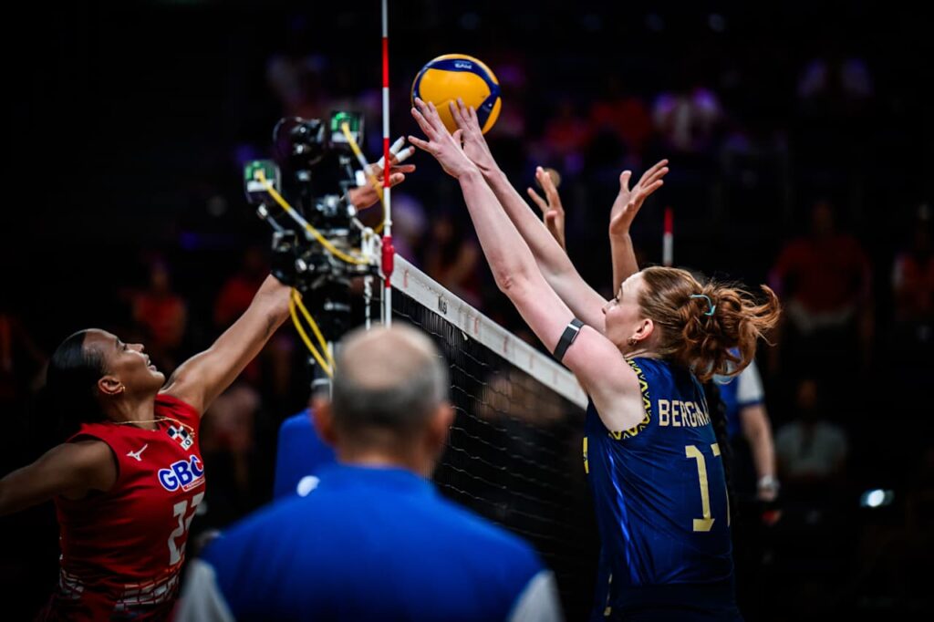 Acción del partido entre las Reinas del Caribe de República Dominicana y Brasil en LIga de Naciones de Voleibol Femenino