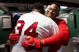 David Ortiz abraza a Rafael Deveres