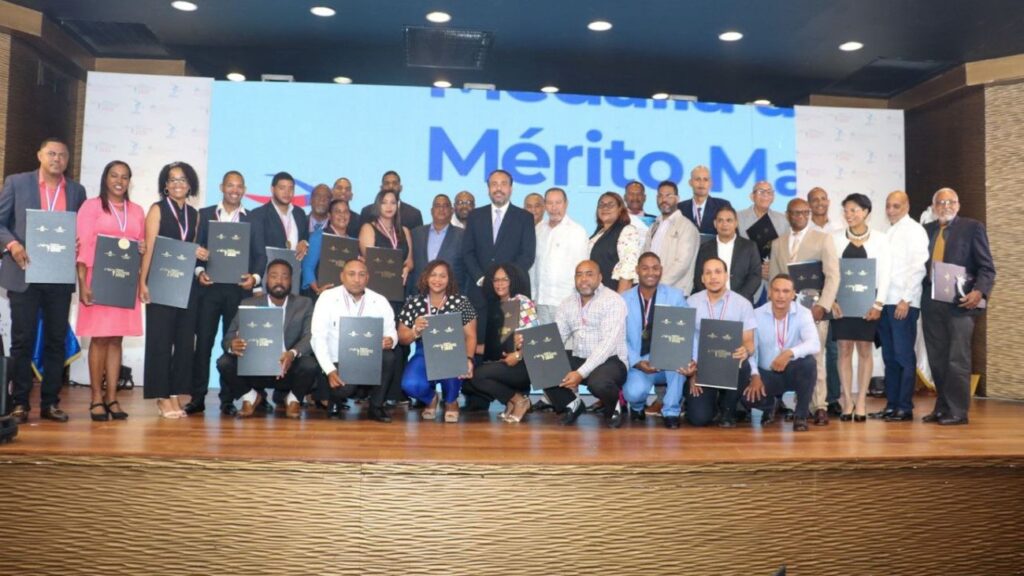 El director ejecutivo del Instituto Nacional de Educación Física (INEFI), Alberto Rodriguez Mella, encabezó la décima gala de premiación “Medalla al Mérito Magisterial en Educación Física 2023-2024
