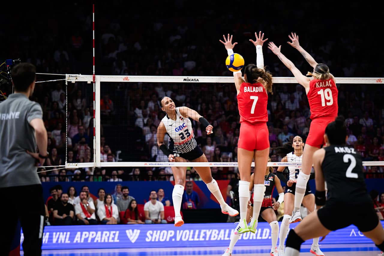 Gaila González de las Reinas del Caribe ataca ante la defensa de Turquía en Liga de Naciones