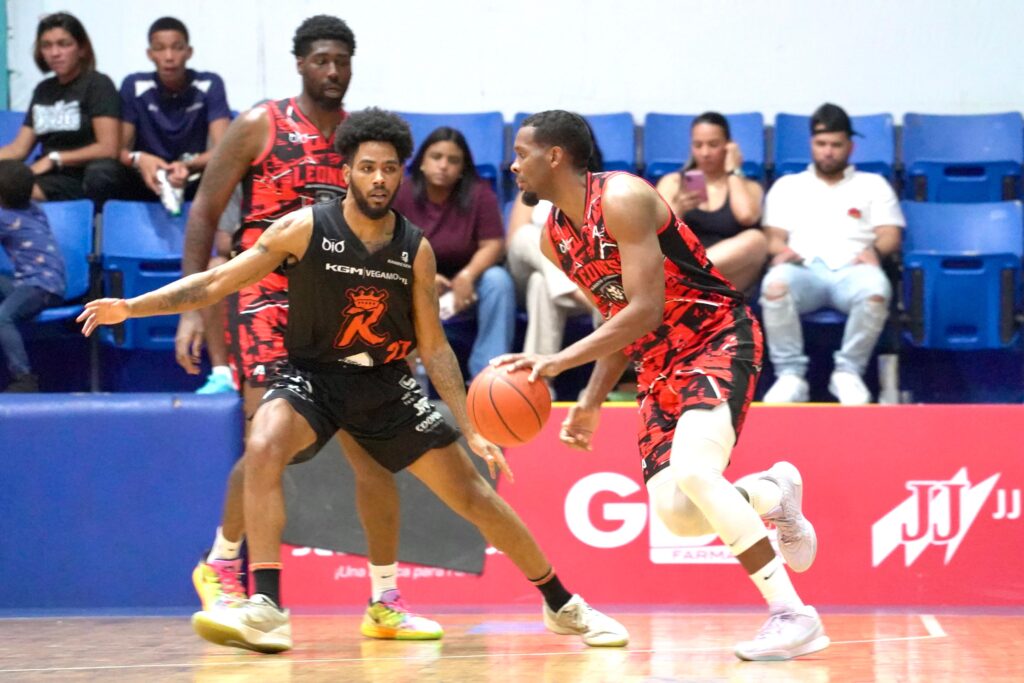 Gerardo Suero al ataque por Leones de Santo Domingo frente a la defensa de Reales de La Vega