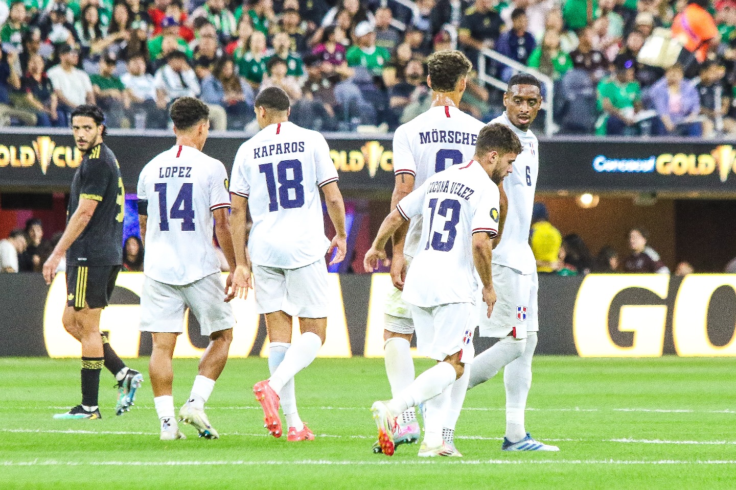 Gol de Edinzon Azcona en el duelo de República Dominicana frente a México en Copa Oro