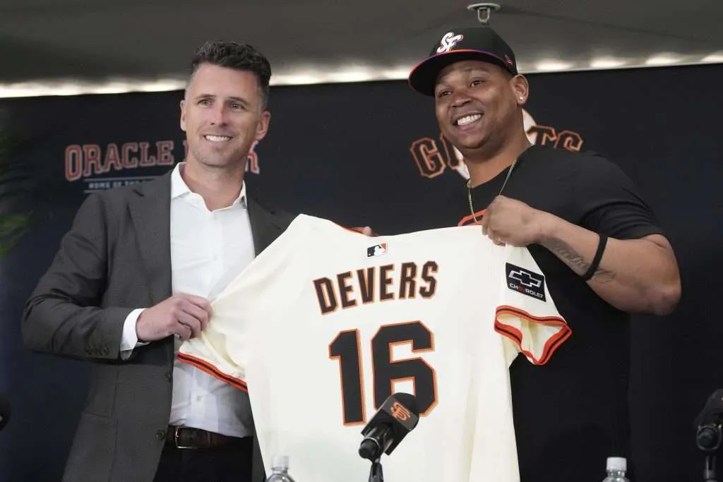 Rafael Devers presentado por San Francisco
