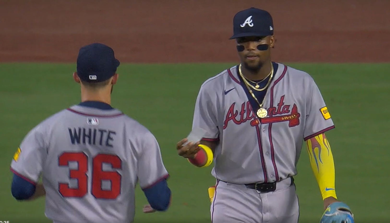 Ronald Acuña, al momento que sale de juego por lesión