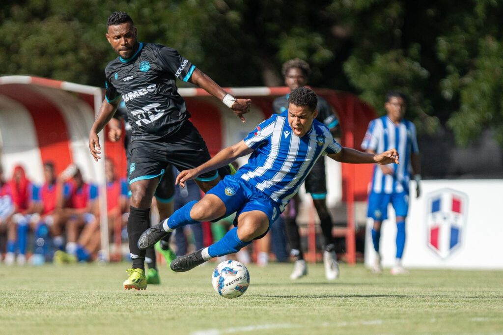 Acción en el partido entre O&M FC y Saledo FC correspondiente a la jornada 3 del campeonato 2025-26 de la Liga Dominicana de Fútbol